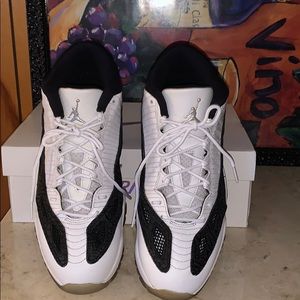 Jordan 11 Low IE “White Black”